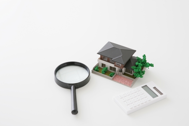ルーペと家の模型と電卓