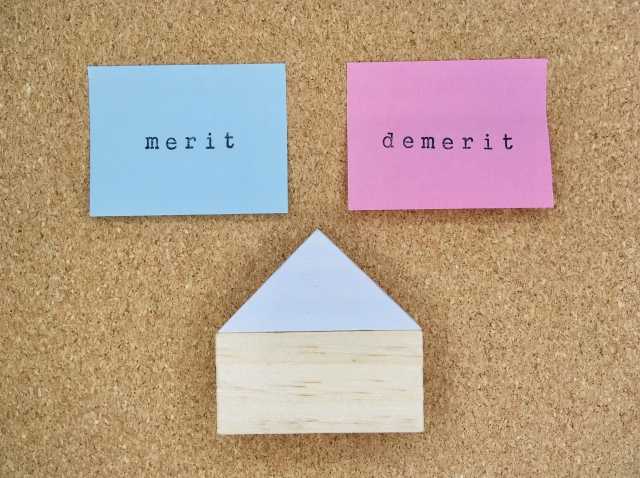 積み木の家とメリットとデメリットと書かれた紙